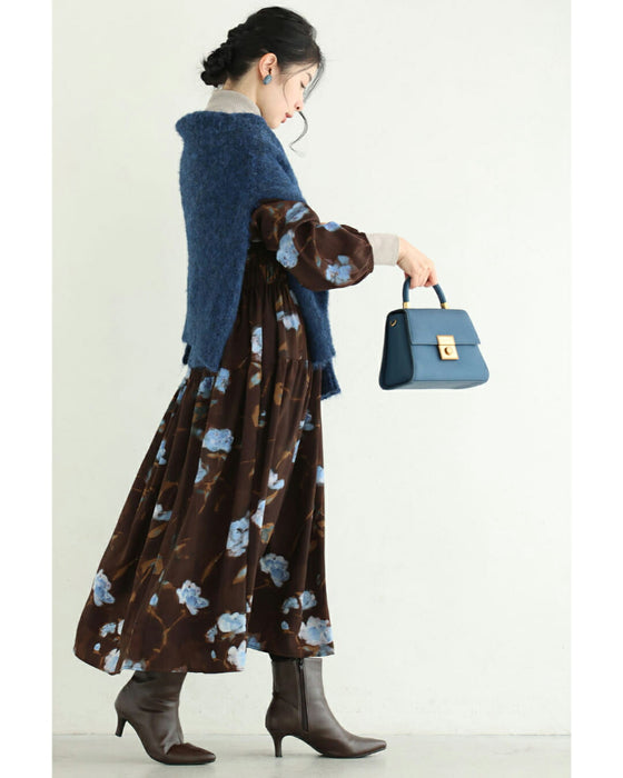 淡いブルーの花が降る胸元シャーリングミディアムワンピース