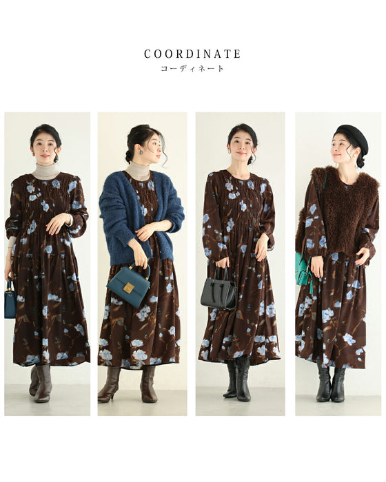 淡いブルーの花が降る胸元シャーリングミディアムワンピース