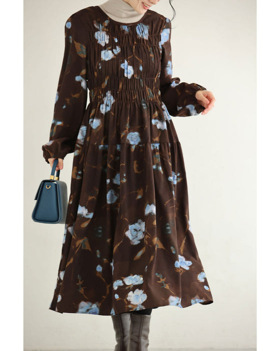 淡いブルーの花が降る胸元シャーリングミディアムワンピース