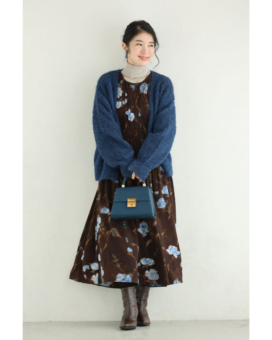 淡いブルーの花が降る胸元シャーリングミディアムワンピース