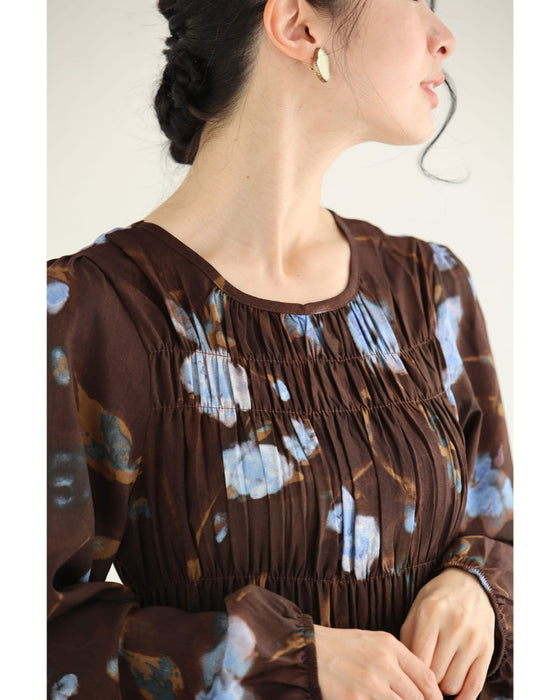 淡いブルーの花が降る胸元シャーリングミディアムワンピース