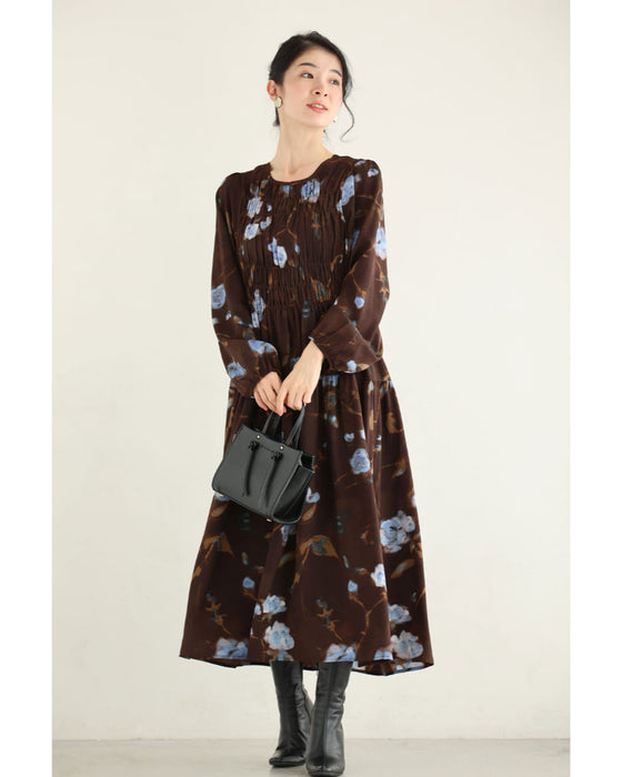 淡いブルーの花が降る胸元シャーリングミディアムワンピース