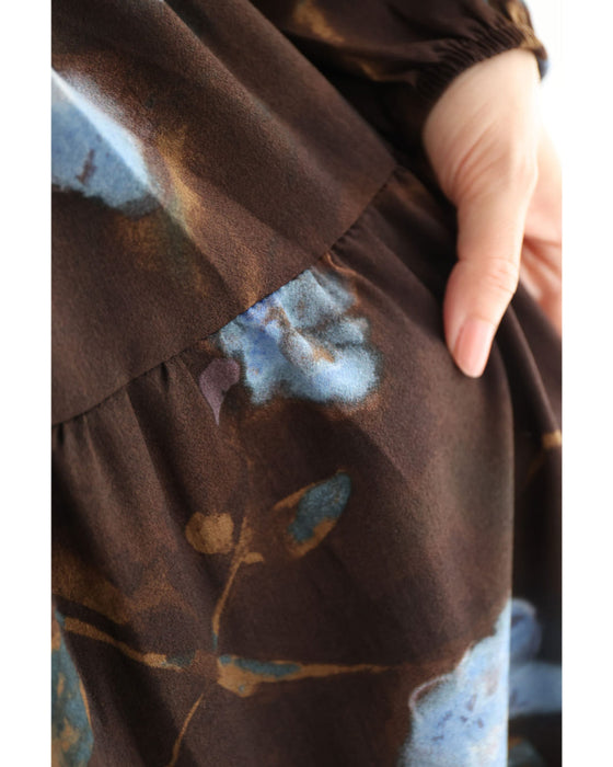 淡いブルーの花が降る胸元シャーリングミディアムワンピース