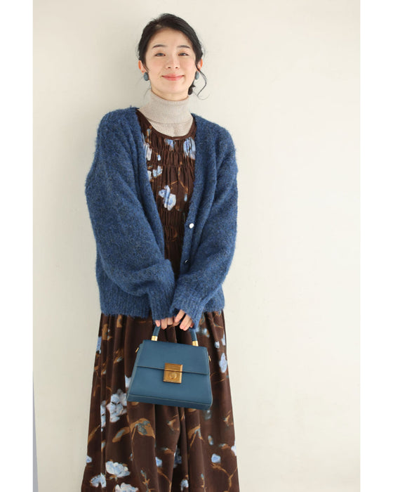 淡いブルーの花が降る胸元シャーリングミディアムワンピース