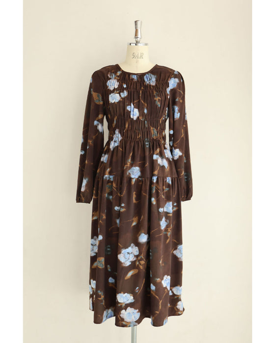 淡いブルーの花が降る胸元シャーリングミディアムワンピース