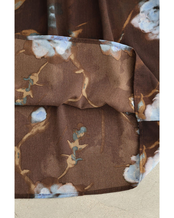 淡いブルーの花が降る胸元シャーリングミディアムワンピース