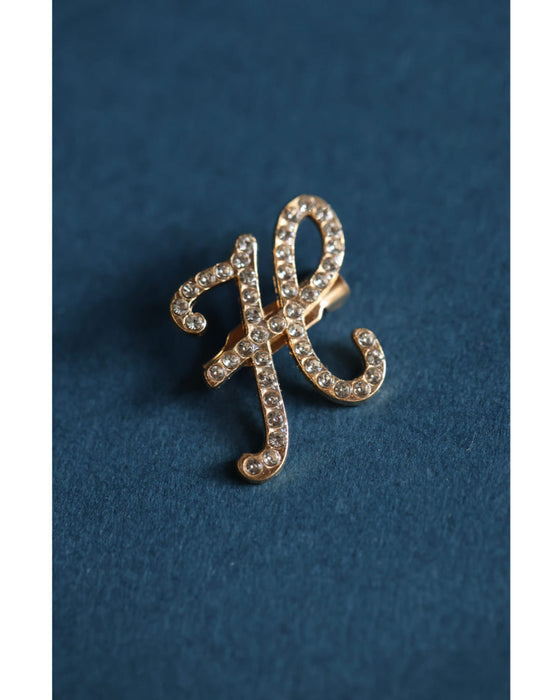 アシンメトリーなビジューネックニットプルオーバートップス（ブローチ付き）