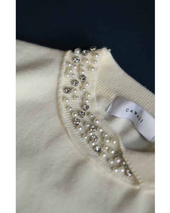 アシンメトリーなビジューネックニットプルオーバートップス（ブローチ付き）