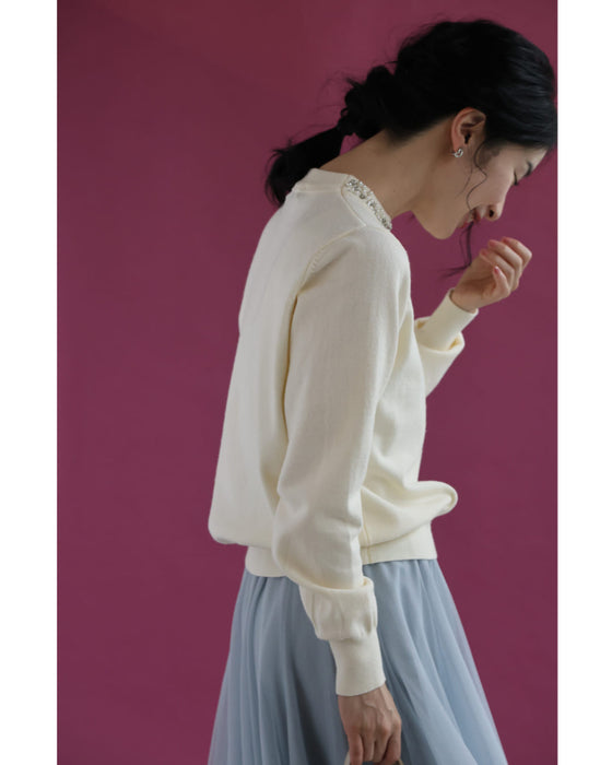 アシンメトリーなビジューネックニットプルオーバートップス（ブローチ付き）