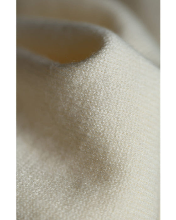 アシンメトリーなビジューネックニットプルオーバートップス（ブローチ付き）