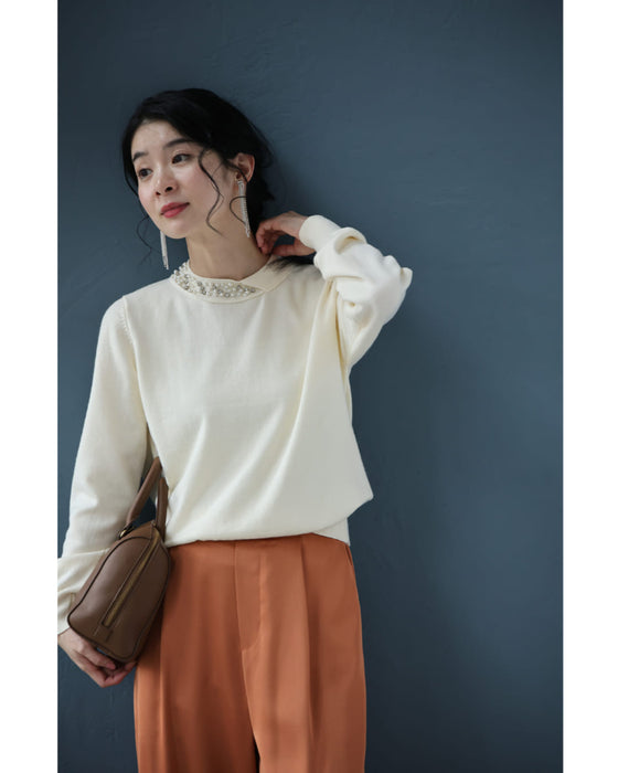 アシンメトリーなビジューネックニットプルオーバートップス（ブローチ付き）