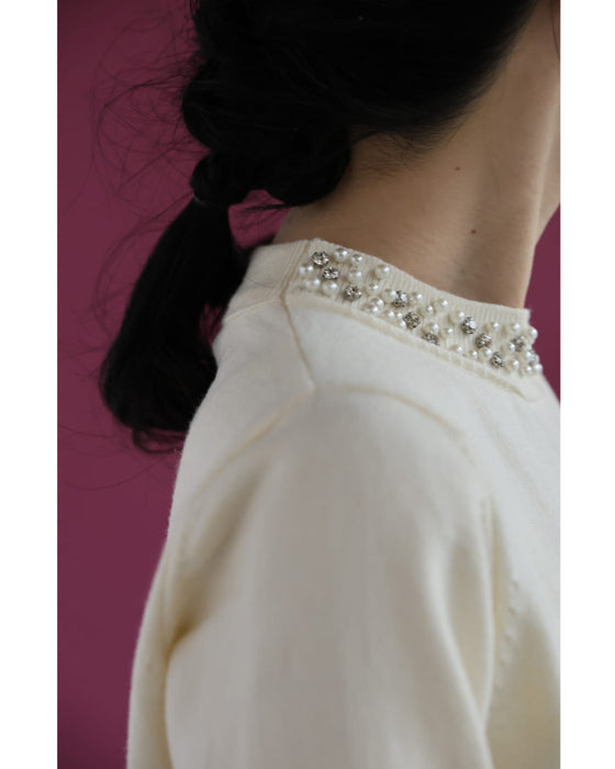 アシンメトリーなビジューネックニットプルオーバートップス（ブローチ付き）