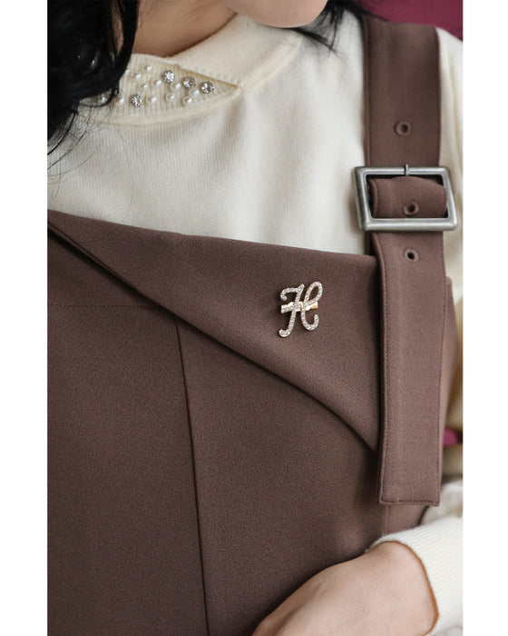 アシンメトリーなビジューネックニットプルオーバートップス（ブローチ付き）