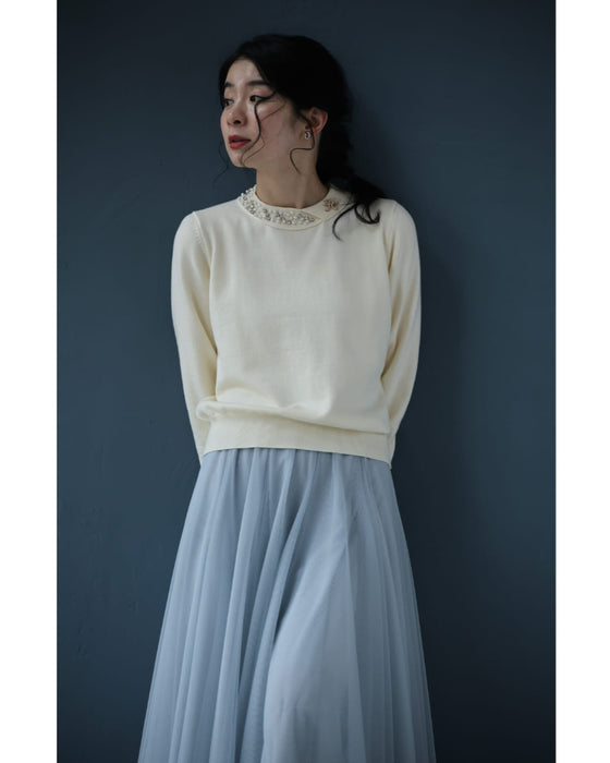 アシンメトリーなビジューネックニットプルオーバートップス（ブローチ付き）