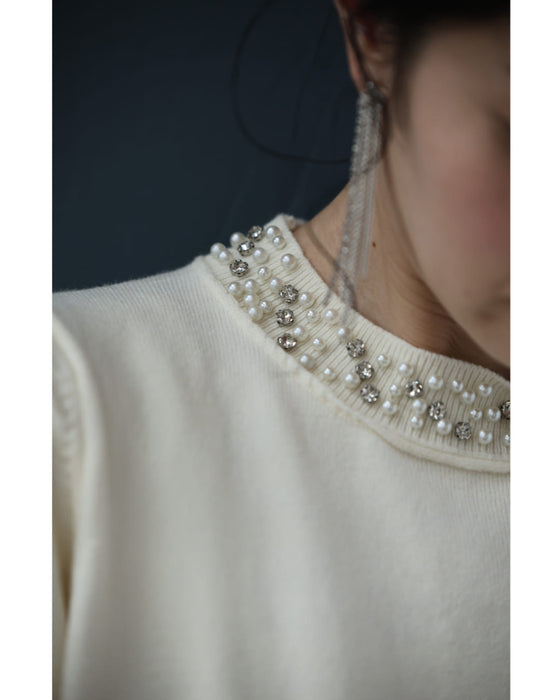 アシンメトリーなビジューネックニットプルオーバートップス（ブローチ付き）