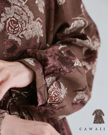  優雅なバラ描くショコラカラーミディアムワンピース