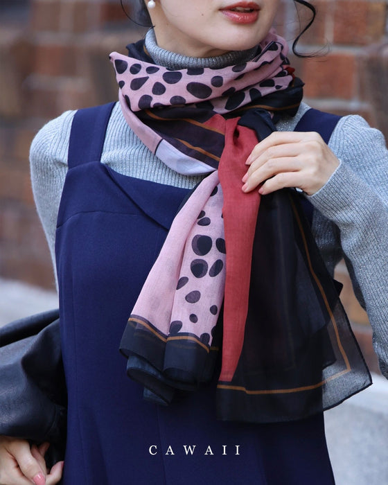 コーデに彩りを添えるアート柄シアーストール