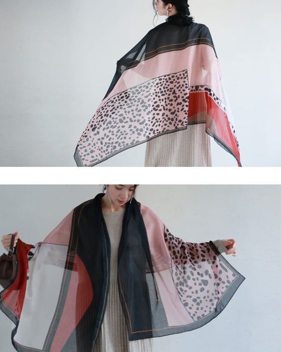 コーデに彩りを添えるアート柄シアーストール