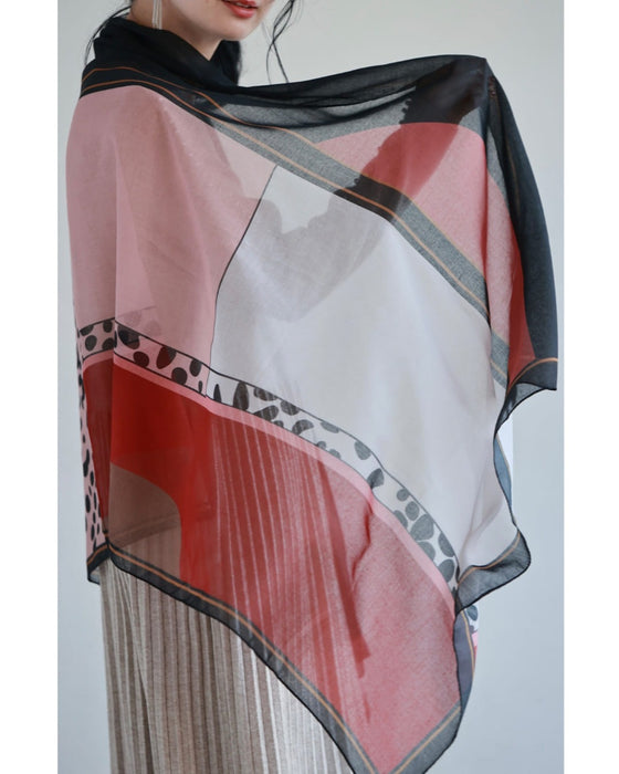 コーデに彩りを添えるアート柄シアーストール