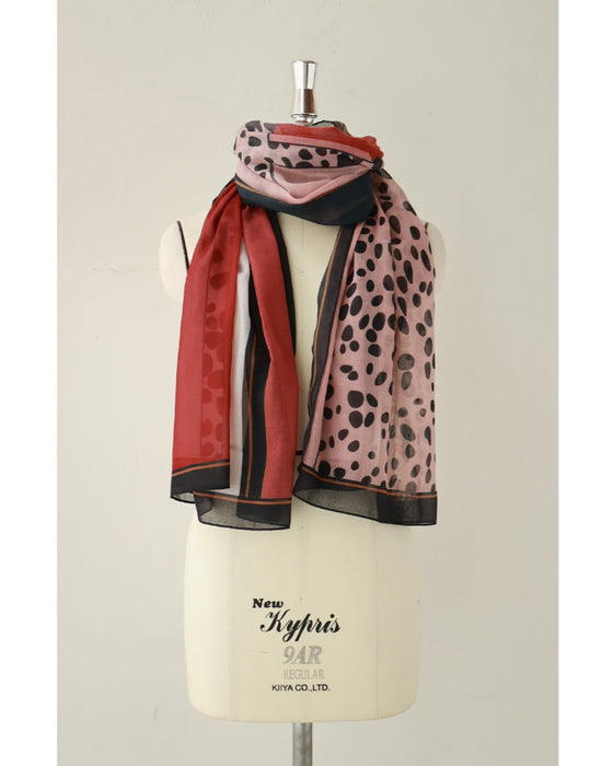 コーデに彩りを添えるアート柄シアーストール