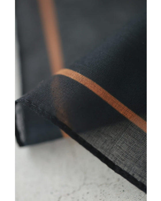 コーデに彩りを添えるアート柄シアーストール