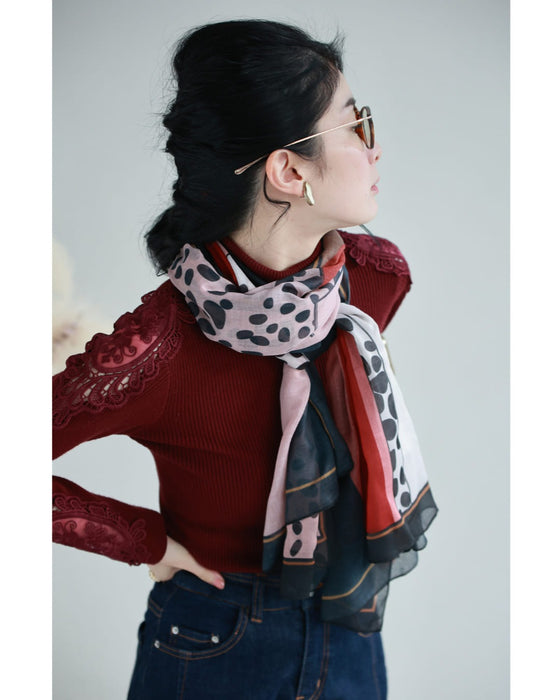 コーデに彩りを添えるアート柄シアーストール