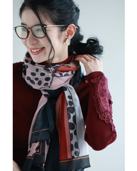 コーデに彩りを添えるアート柄シアーストール