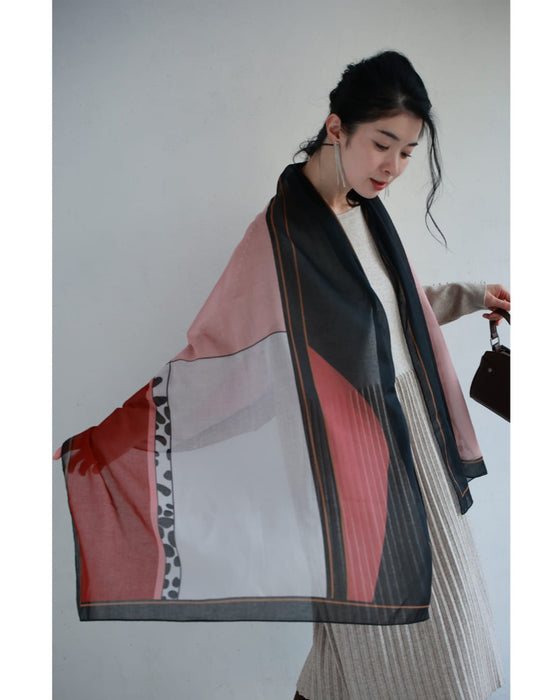 コーデに彩りを添えるアート柄シアーストール