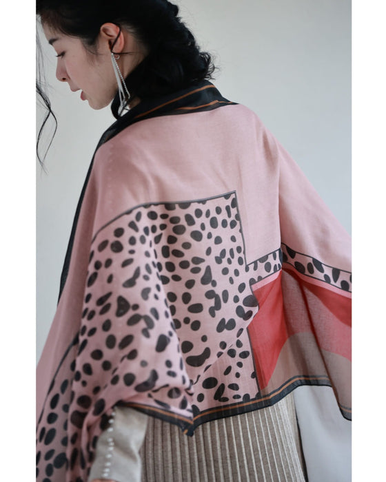 コーデに彩りを添えるアート柄シアーストール