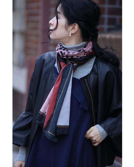 コーデに彩りを添えるアート柄シアーストール