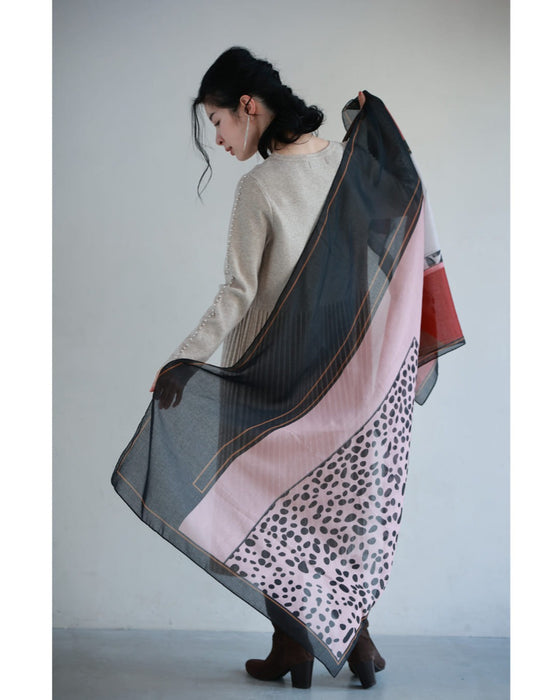 コーデに彩りを添えるアート柄シアーストール