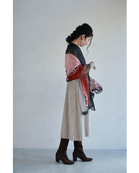 コーデに彩りを添えるアート柄シアーストール
