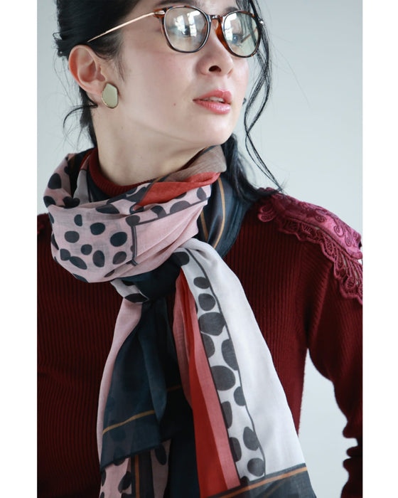 コーデに彩りを添えるアート柄シアーストール