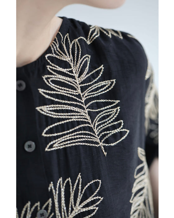 ささやかに煌めくリーフ刺繍のブラウストップス