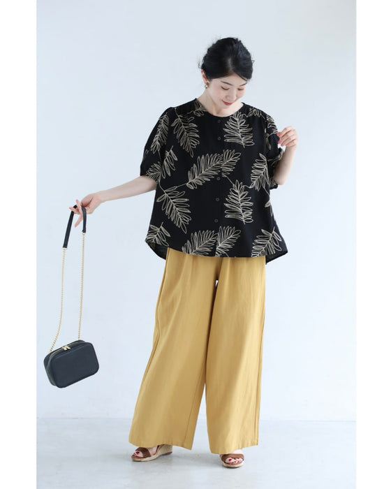 ささやかに煌めくリーフ刺繍のブラウストップス