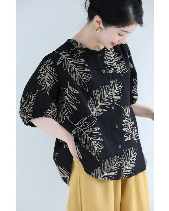 ささやかに煌めくリーフ刺繍のブラウストップス