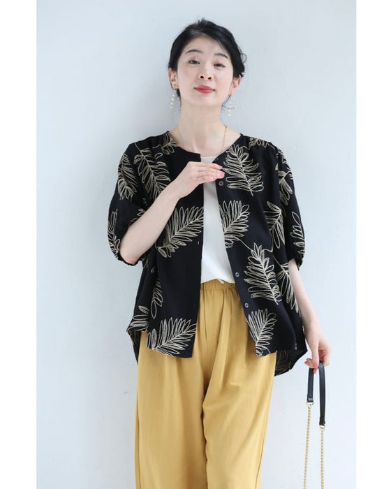 ささやかに煌めくリーフ刺繍のブラウストップス