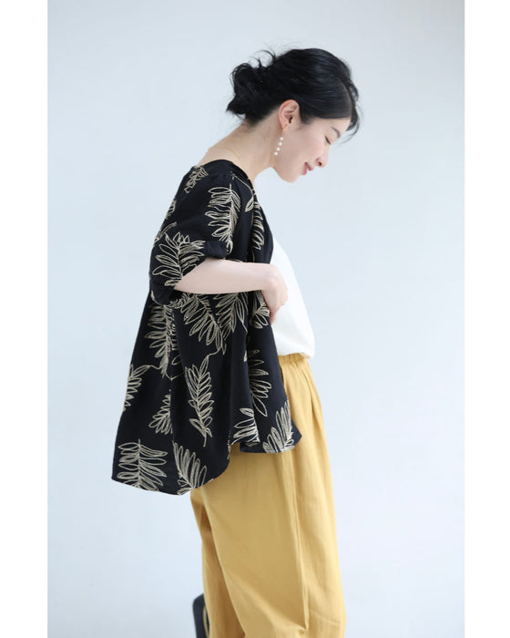 ささやかに煌めくリーフ刺繍のブラウストップス