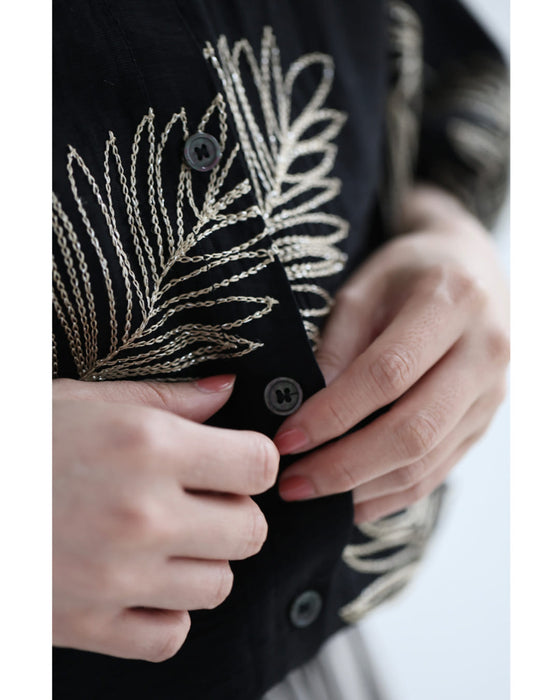 ささやかに煌めくリーフ刺繍のブラウストップス