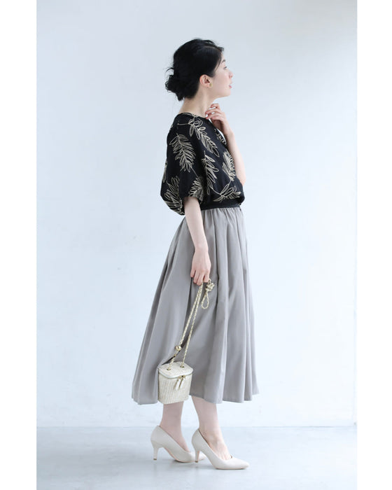 ささやかに煌めくリーフ刺繍のブラウストップス