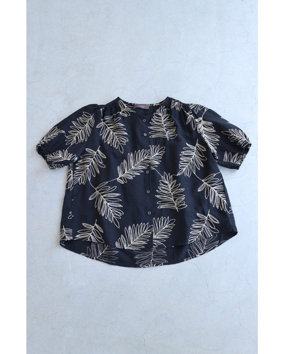 ささやかに煌めくリーフ刺繍のブラウストップス