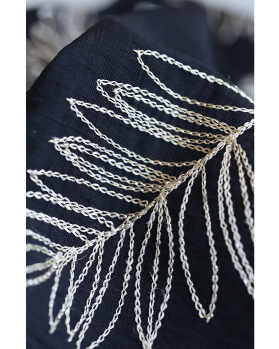 ささやかに煌めくリーフ刺繍のブラウストップス