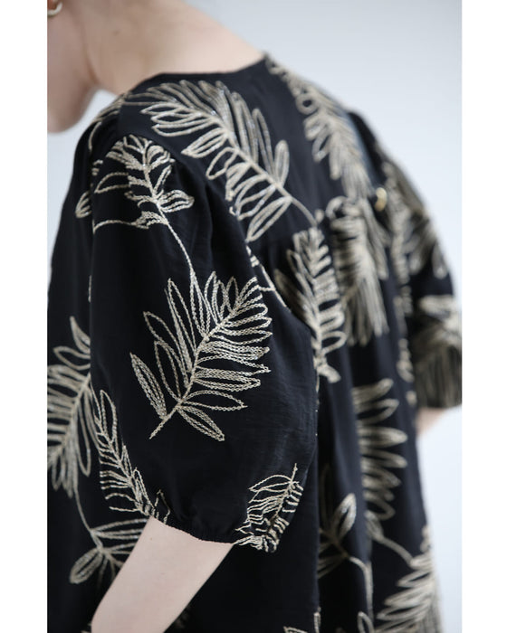 ささやかに煌めくリーフ刺繍のブラウストップス