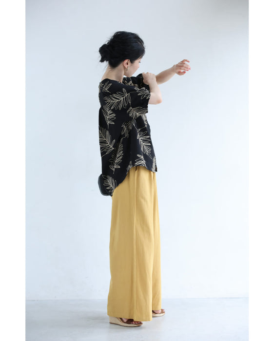 ささやかに煌めくリーフ刺繍のブラウストップス