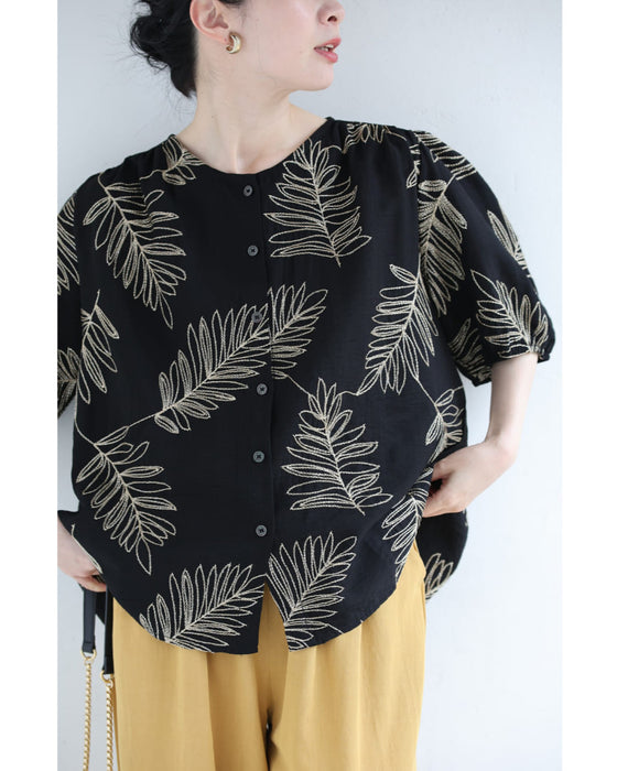 ささやかに煌めくリーフ刺繍のブラウストップス