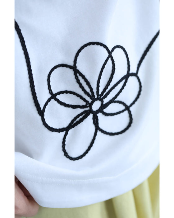 繋がる花刺繍のカットソートップス