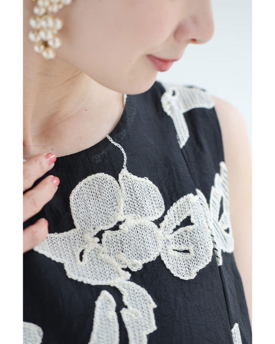 裾からひらりプリーツの白花刺繍Aライントップス