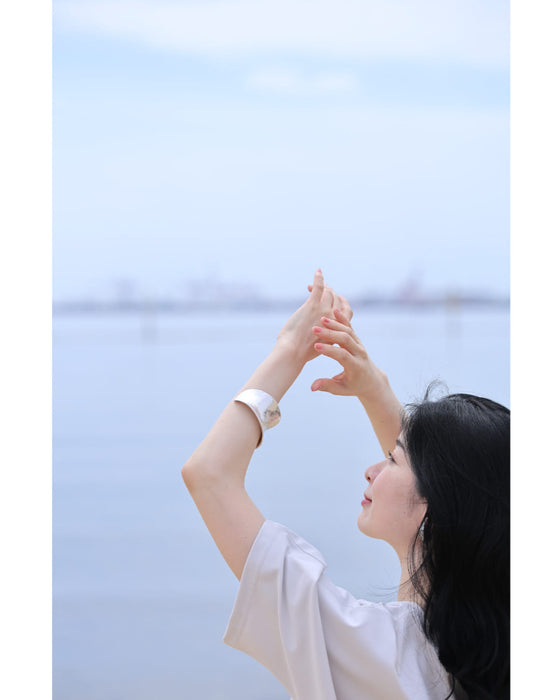 パワフルに湾曲する大地のバングル
