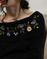 【アウトレット返品交換不可】ゆったりデコルテに咲いた花刺繍ニット