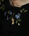 【アウトレット返品交換不可】ゆったりデコルテに咲いた花刺繍ニット